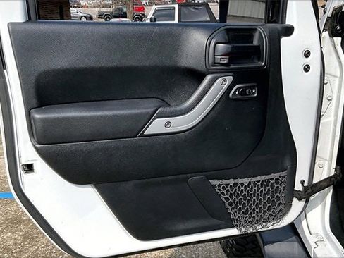 Used 2018 Jeep Wrangler Unlimited Sahara w/ Connectivity Group image 16