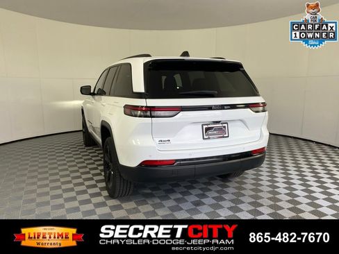 Used 2023 Jeep Grand Cherokee Altitude AWD/4WD image 5