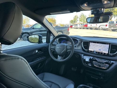 New 2026 Chrysler Pacifica Select image 49