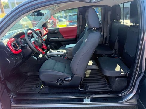 Used 2022 Toyota Tacoma SR5 w/ SR5 Appearance Package (SM) AWD/4WD image 17
