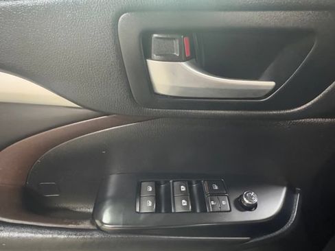 Used 2017 Toyota Highlander XLE AWD/4WD image 12
