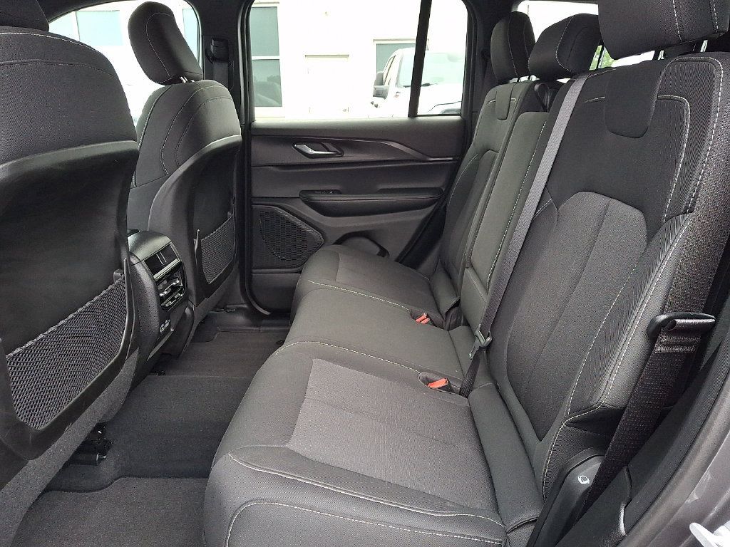 Used 2025 Jeep Grand Cherokee Laredo w/ Luxury Tech Group I AWD/4WD image 13