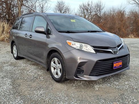 Used 2020 Toyota Sienna LE image 2