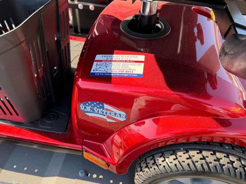 Used 2024 Kia Carnival EX image 25