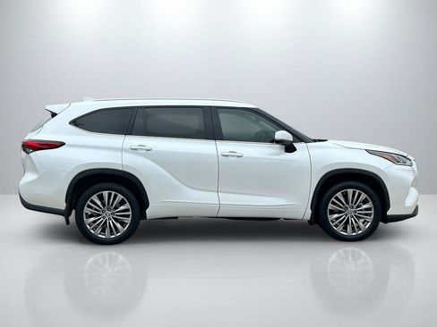 Used 2023 Toyota Highlander Platinum image 4