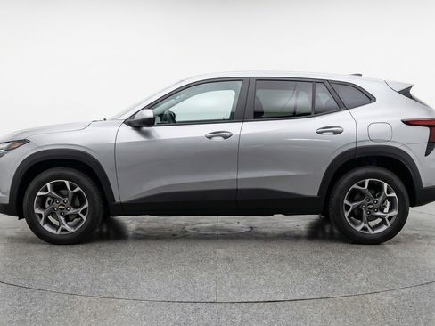 Used 2025 Chevrolet Trax LT w/ LT Convenience Package FWD image 5
