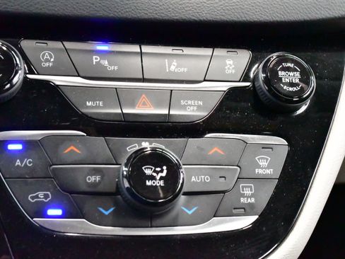 Used 2023 Chrysler Pacifica Touring-L FWD image 30