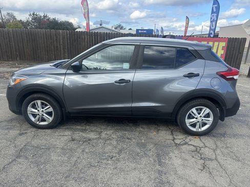 Used 2019 Nissan Kicks S image 2