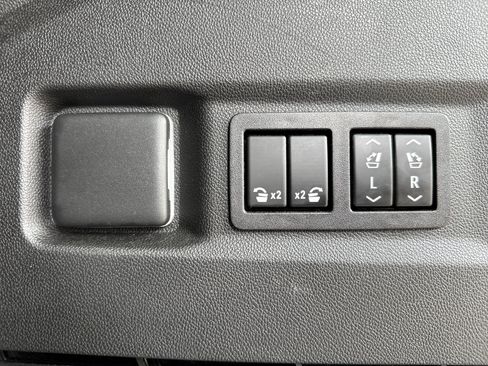 Used 2023 GMC Yukon AT4 w/ AT4 Premium Package AWD/4WD image 38