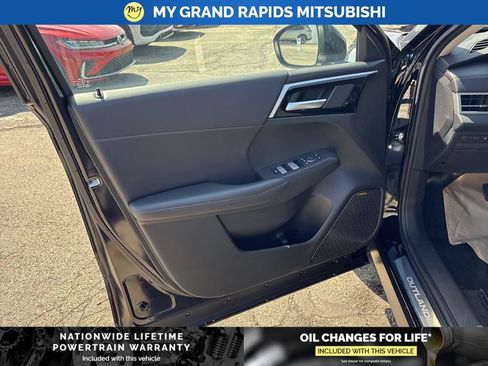 New 2026 Mitsubishi Outlander SE AWD/4WD image 9