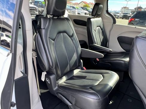 Certified 2024 Chrysler Pacifica Touring-L image 18