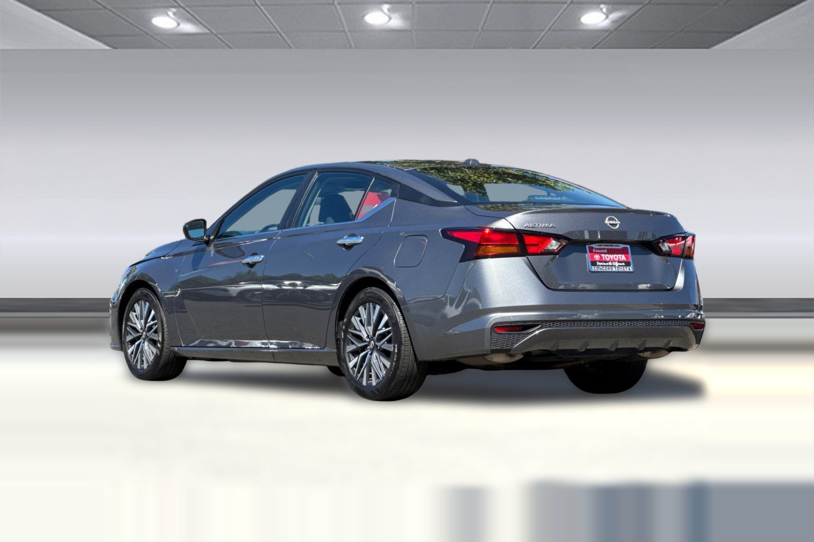 Used 2025 Nissan Altima 2.5 SV FWD image 3