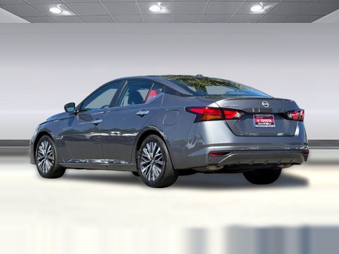 Used 2025 Nissan Altima 2.5 SV FWD image 3