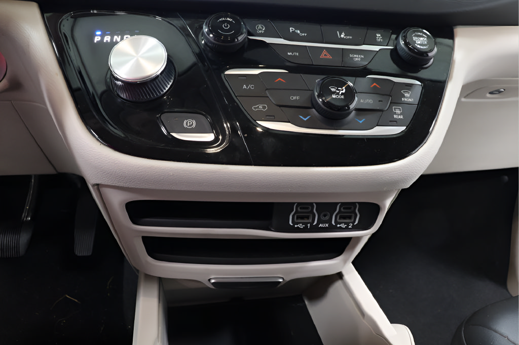 Used 2024 Chrysler Pacifica Touring-L FWD image 8