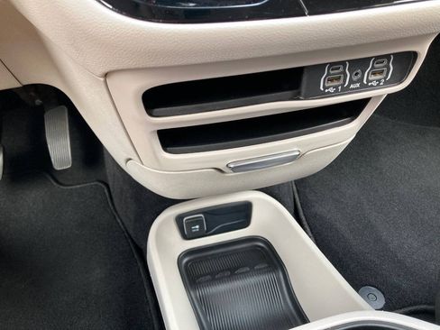 Used 2023 Chrysler Pacifica Touring-L FWD image 32