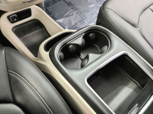 Used 2024 Chrysler Pacifica Touring-L image 27