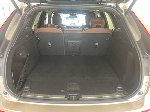 Used 2023 Volvo XC60 T8 Plus image 9