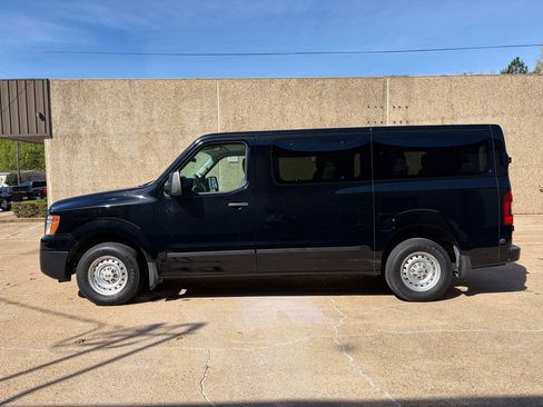 Used 2018 Nissan NV 3500 S image 3