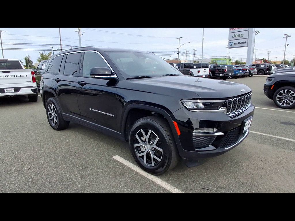 Used 2025 Jeep Grand Cherokee Limited AWD/4WD image 2