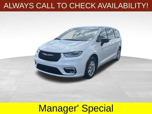 Used 2024 Chrysler Pacifica Touring-L FWD image 3