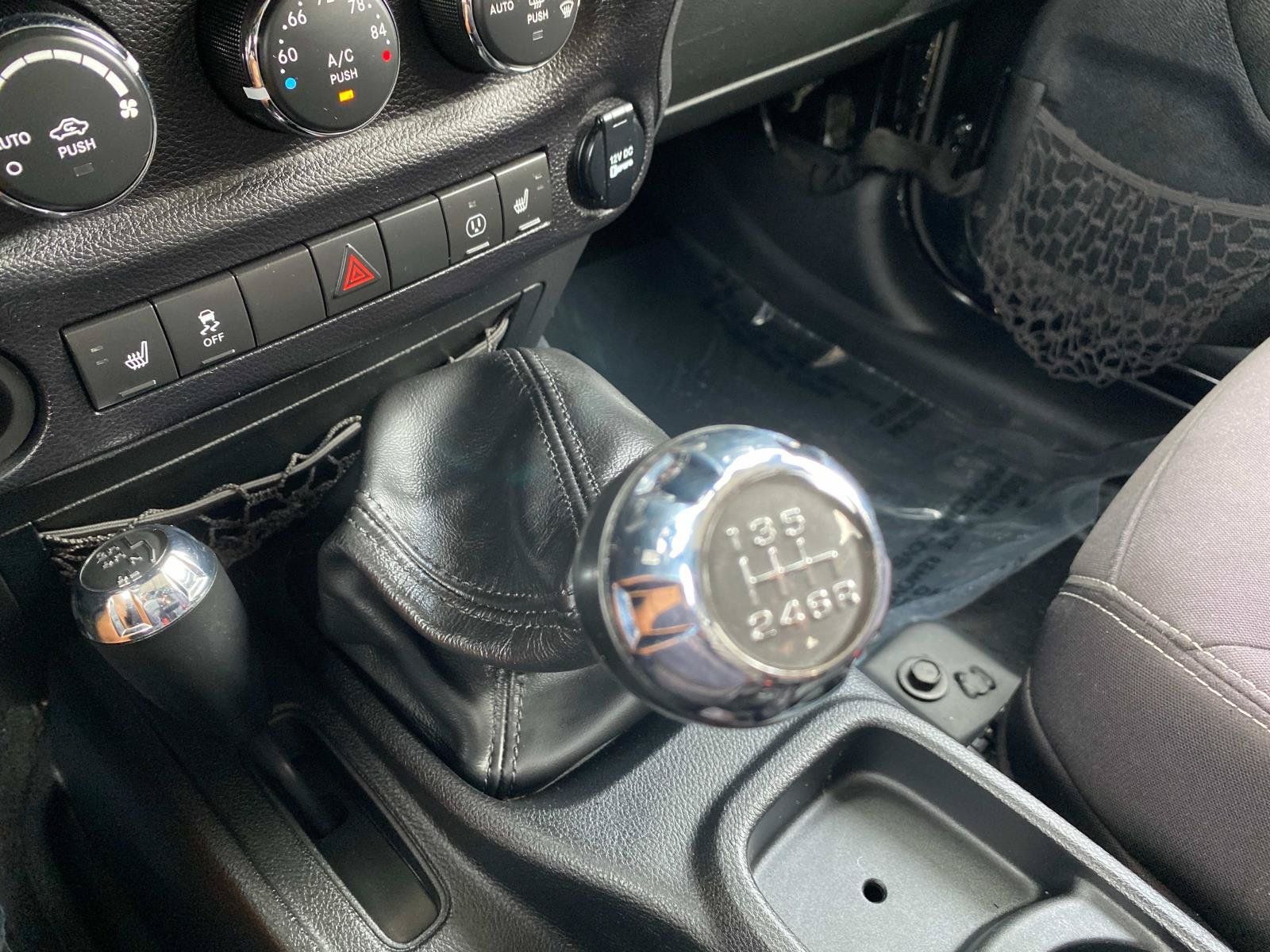 Used 2014 Jeep Wrangler Unlimited Sahara w/ Connectivity Group AWD/4WD image 19