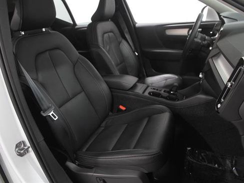 Used 2022 Volvo XC40 T5 Momentum w/ Premium Package AWD/4WD image 16