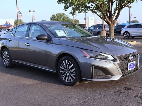 Used 2025 Nissan Altima 2.5 SV FWD image 9