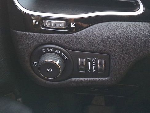 Used 2021 Jeep Cherokee Latitude Plus image 24