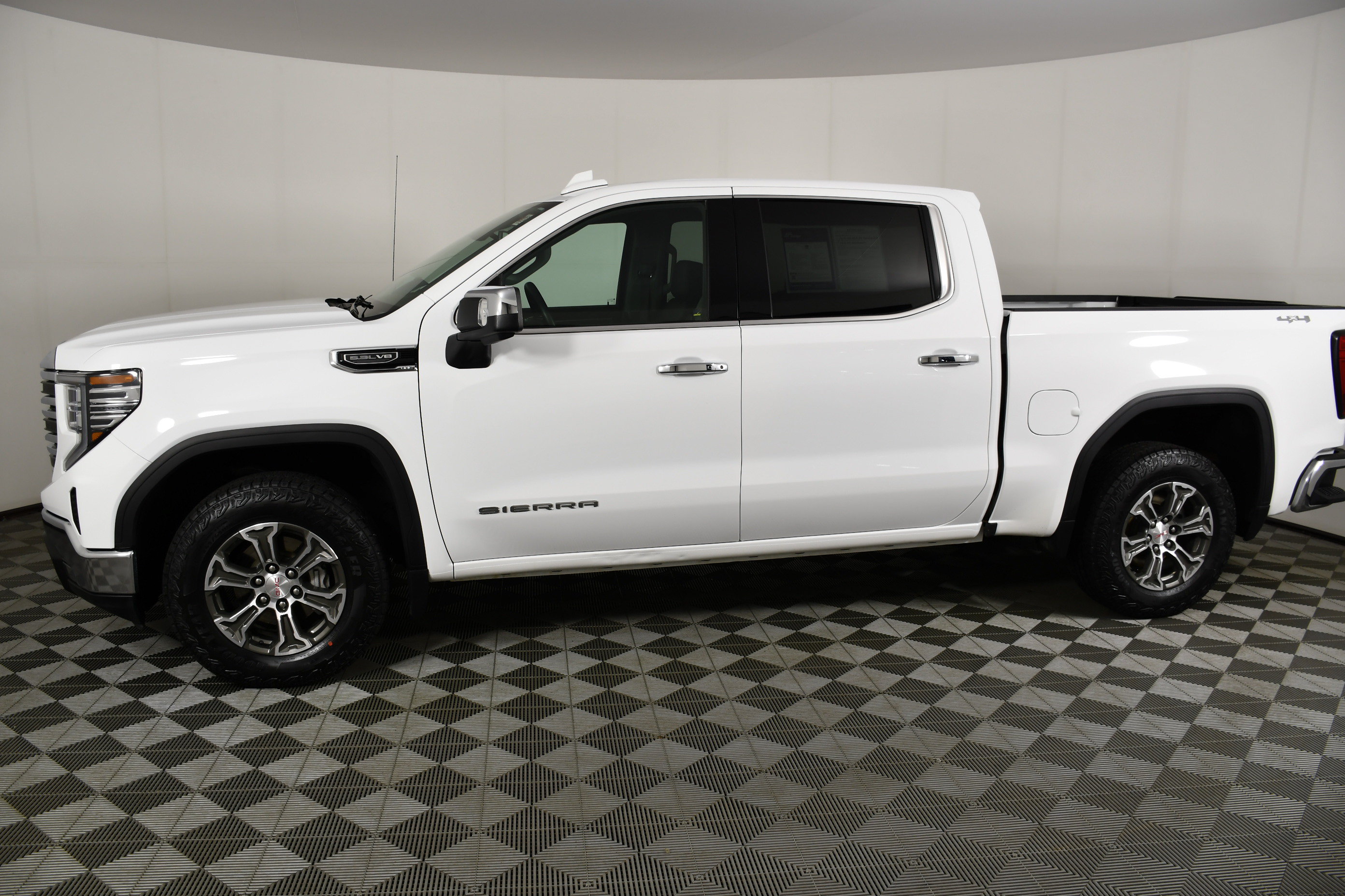 Used 2026 GMC Sierra 1500 SLT AWD/4WD image 9