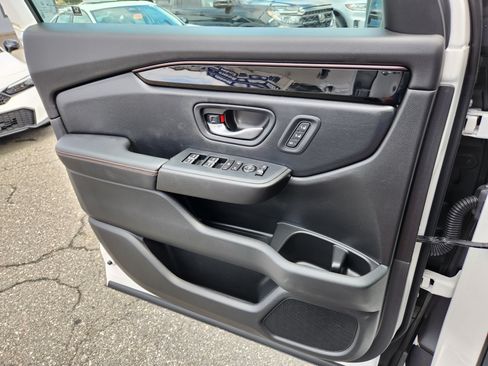 Certified 2025 Honda Pilot TrailSport image 24