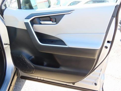 Used 2019 Toyota RAV4 XLE image 9