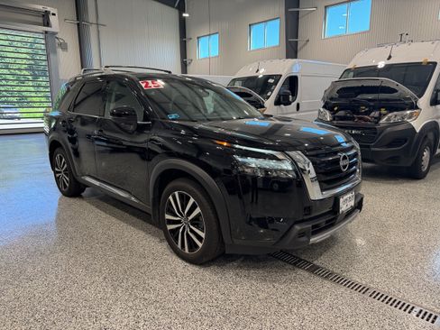 Used 2025 Nissan Pathfinder Platinum AWD/4WD image 3