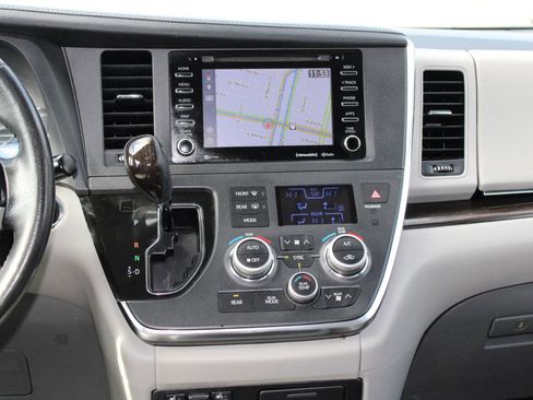 Used 2019 Toyota Sienna XLE w/ XLE Navigation Package image 11