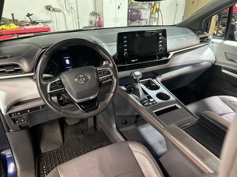 Used 2023 Toyota Sienna XSE AWD/4WD image 17