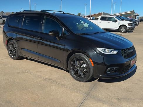 Used 2025 Chrysler Pacifica Limited image 3