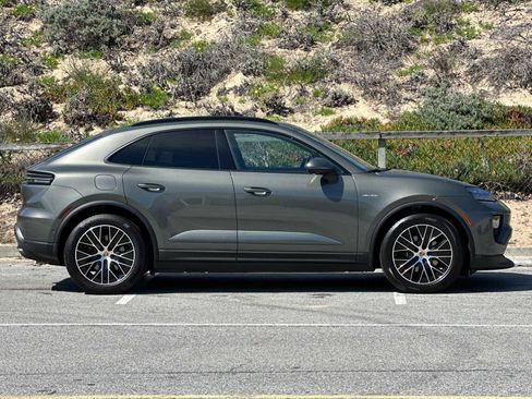 New 2026 Porsche Macan 4 Electric image 9