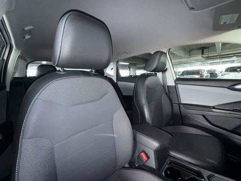 Certified 2022 Volkswagen Taos SE FWD image 27