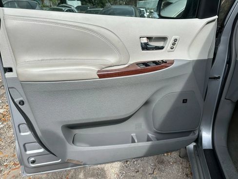 Used 2011 Toyota Sienna Limited w/ Premium Pkg image 10