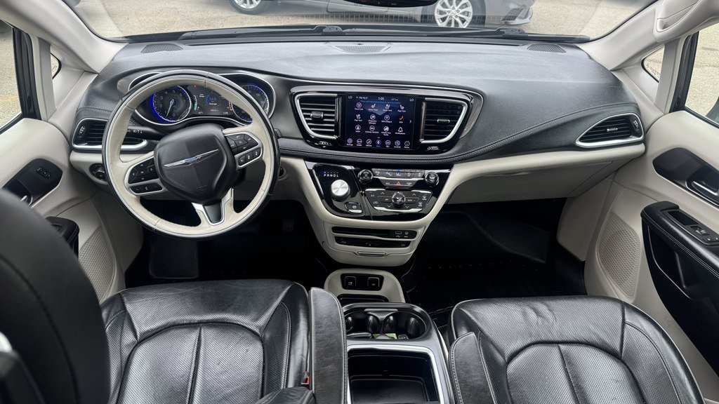 Used 2019 Chrysler Pacifica Limited w/ Tire & Wheel Group FWD image 24