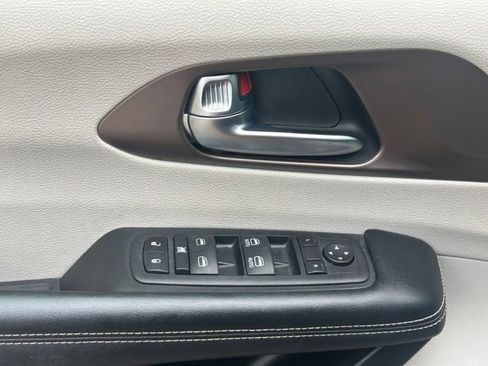 Used 2023 Chrysler Voyager LX FWD image 17