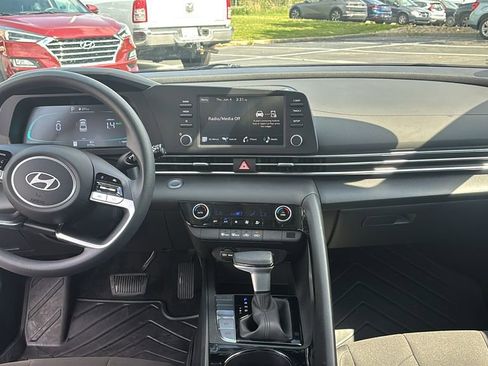 Used 2025 Hyundai Elantra Hybrid FWD image 12