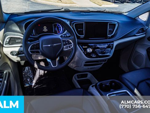 Used 2024 Chrysler Pacifica Select image 30