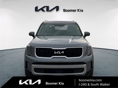 Used 2024 Kia Telluride EX w/ EX Captain's Chair Package image 2
