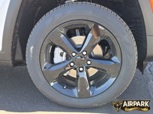 New 2025 Jeep Grand Cherokee Limited w/ Luxury Tech Group II image 10