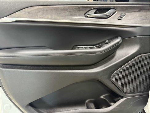 Used 2025 Jeep Grand Cherokee L Limited w/ Black Appearance Package image 9