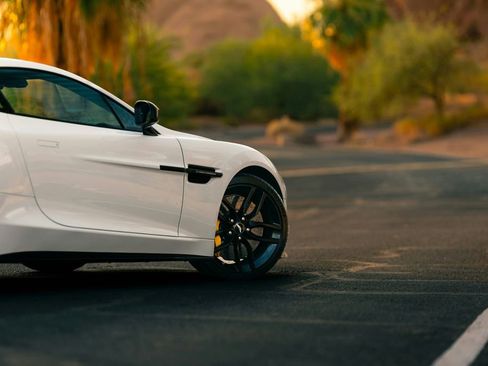 Used 2015 Aston Martin Vanquish Coupe image 18