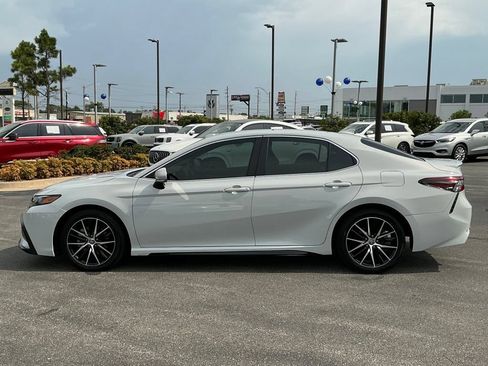 Used 2022 Toyota Camry SE FWD image 6