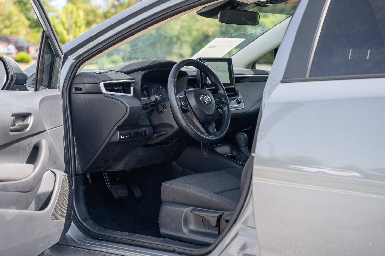 Used 2025 Toyota Corolla LE FWD image 18