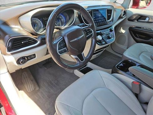 Used 2017 Chrysler Pacifica Touring-L FWD image 12