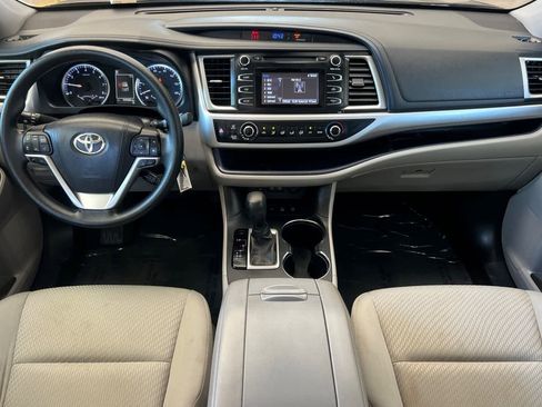 Used 2017 Toyota Highlander LE w/ Carpet Mat Package AWD/4WD image 3